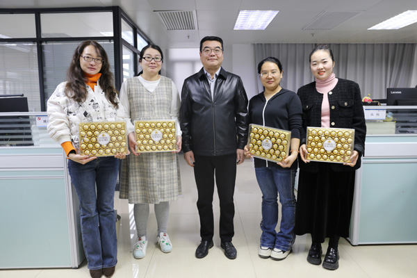 公司領導慰問女職工.jpg